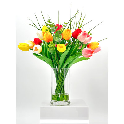 Ensemble de tulipes multicolores dans un vase en verre, arrangement de fausses fleurs, décoration champêtre, arrangement floral, décoration intérieure