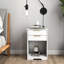 Table de chevet blanche avec 2 tiroirs et rangement ouvert, poignées dorées, design contemporain pour chambre à coucher avec tablette, look moderne