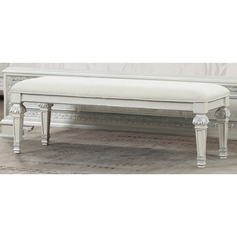 Banc traditionnel en métal avec finition argentée, boutons ronds ornés de boutons capitonnés à boutons de losanges qui ajoutent un look classique, blanc crème