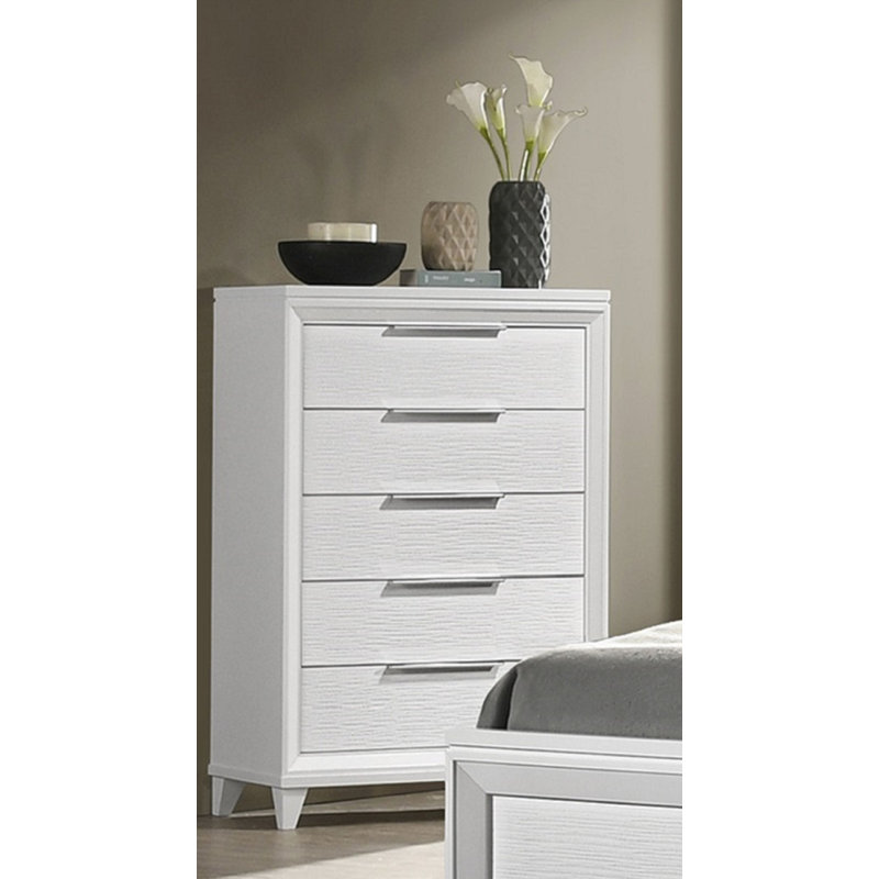 Grande commode contemporaine à 5 tiroirs à finition texturée blanche en bois massif