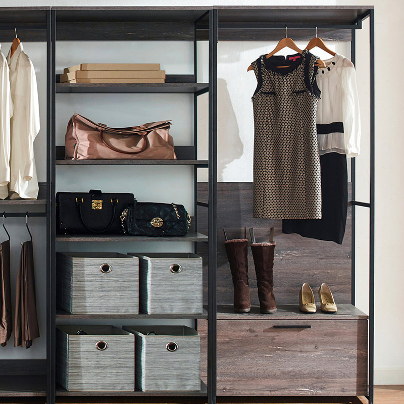 Garde-robe rustique avec cadre très profond de construction et de rangement