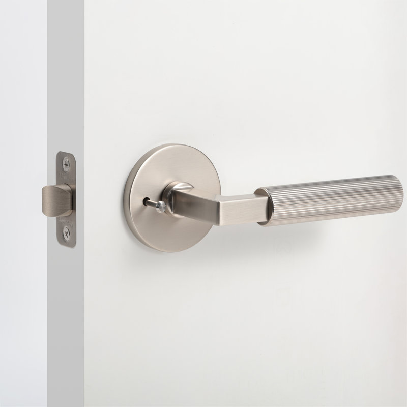Poignée de porte intérieure Mila en nickel satiné moderne avec rosette ronde et vis dissimulées, Rond, Nickel satiné