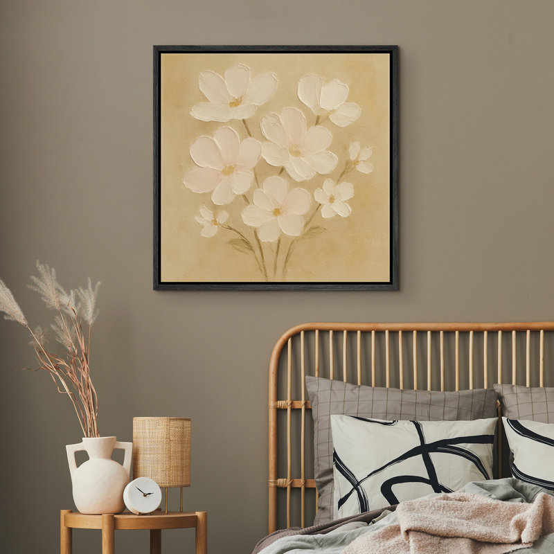 Doux bouquet floral blanc sur fond neutre chaleureux - impression sur toile encadrée, H 16 po x l 16 po x P 1,5 po