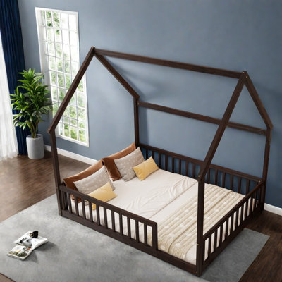 Lit double pleine grandeur, garde-corps en bois de pin, chambre d'enfant pour la ferme