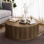 Table basse ronde spacieuse en bois massif de 102 cm de large, style tambour, au design cannelé.-916802232-959478873