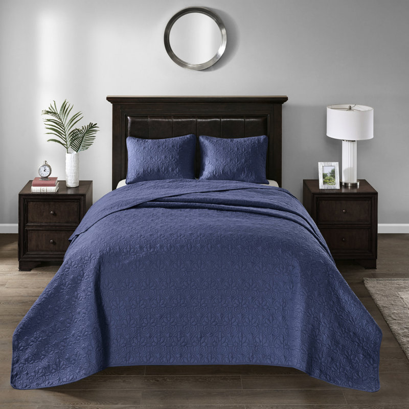 Couvre-lit réversible bleu marine - La conception matelassée classique pour le rembourrage élégant en coton prélavé comprend deux taies décoratives qui conviennent au matelas à haute profondeur dans le lit.