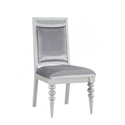 Chaise d'appoint en tissu et platine (2) - siège fixe, capacité de 220 lb. 20 po de profondeur du siège, 19 po de hauteur. Superbe décoration rectangulaire avec des strass scintillants. Doux et rembourré. Tablier en bois tourné