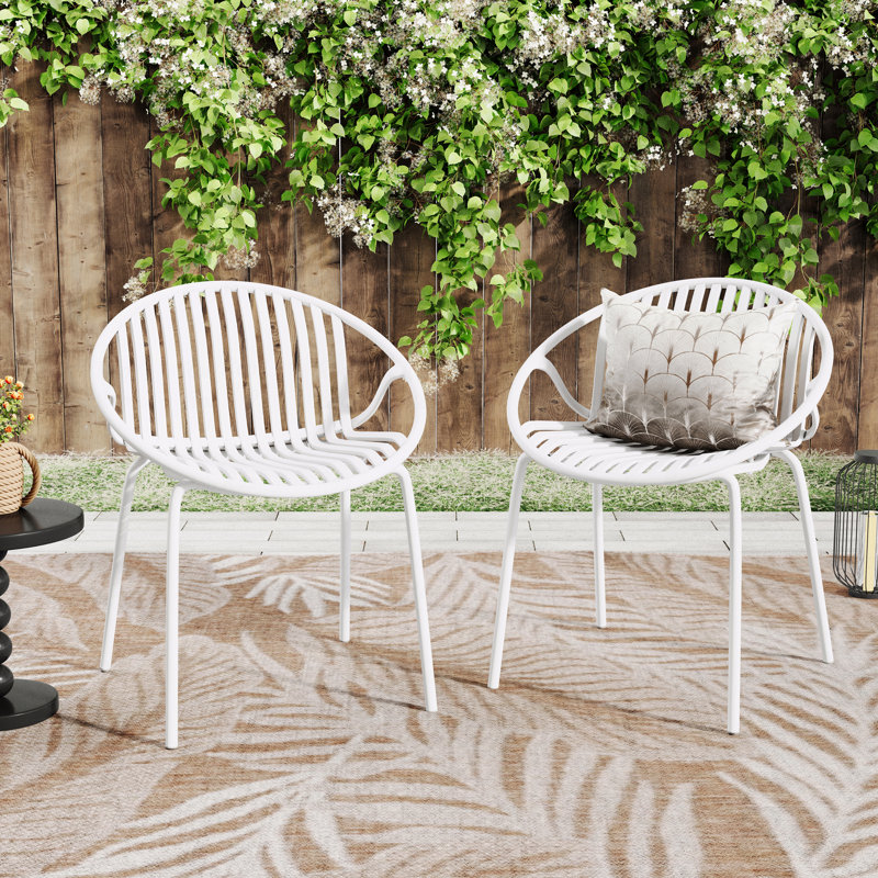 Ensemble de 2 chaises de patio d'extérieur empilables avec un design respirant, un style moderne et simple, des pieds en métal et un dossier en plastique
