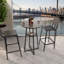 Ensemble de salle à manger 3 pièces hauteur bar comprenant 2 tabourets de bar, une table bistro ronde haute avec étagère de rangement, et un mobilier de salle à manger de style industriel pour cuisine, appartement, balcon et café.