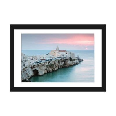 « soleil over vieste old town, apulia, italie » par matteo colombo, reproduction d’impression sur toile tendue
