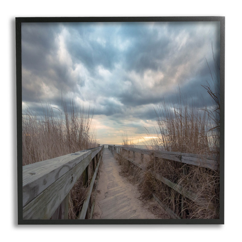 «Cloudy Coastal Boardwalk View», estampe numérique par Pat Deluca, Giclée encadrée noir minuit, H 12 po x l 12 po x P 1,5 po