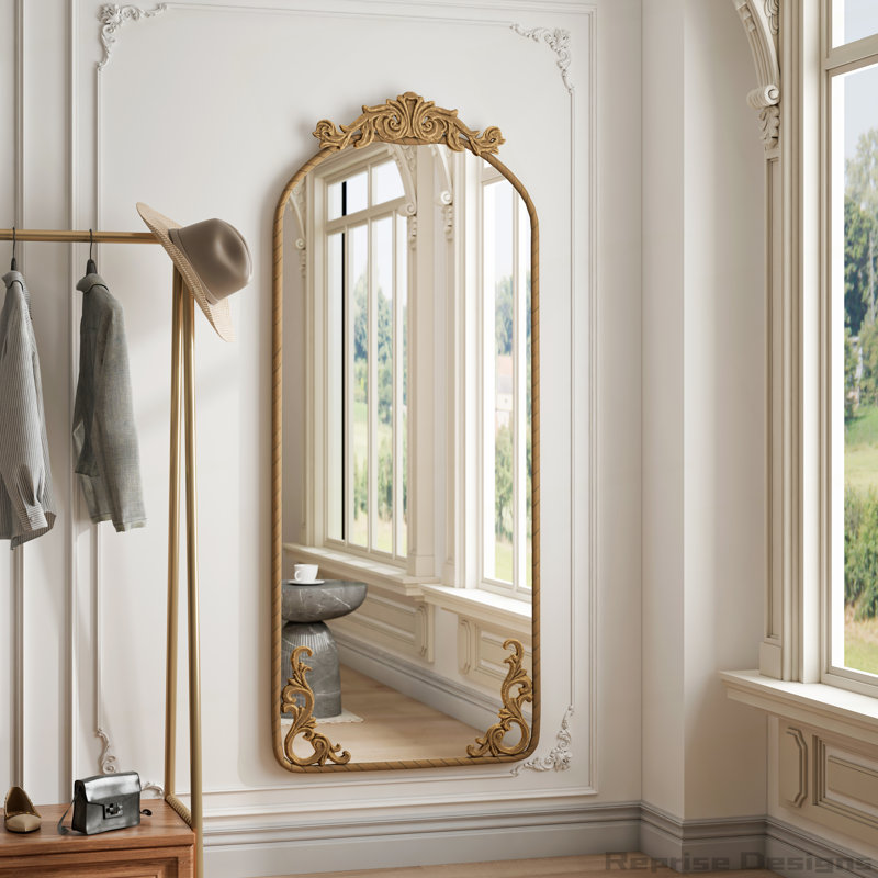 Miroir mural pleine grandeur arqué avec applique sculptée ornée rétro en haut et en bas, Bronze