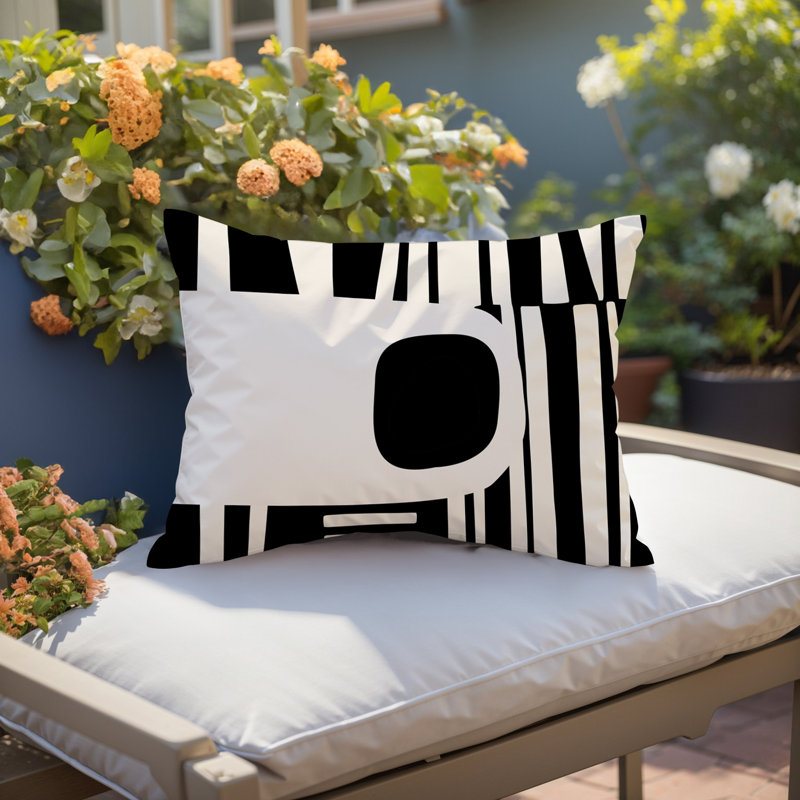 Oreiller rectangulaire réversible intérieur / extérieur Jina, H 14 po x l 20 po, Blanc cassé / noir