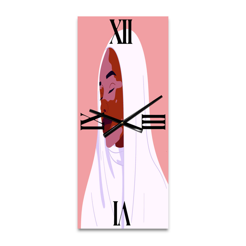 Belle femme afro-africaine souriante avec horloge murale vitiligo, Grand