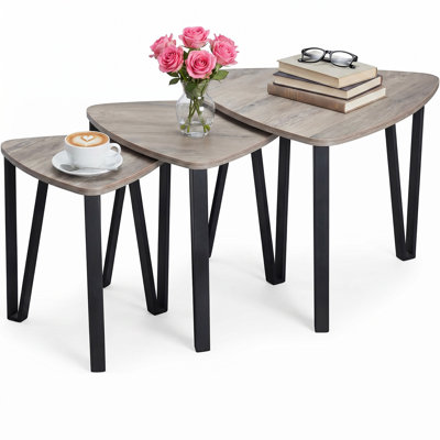 Ensemble de 3 tables basses gigognes triangulaires, tables d'appoint industrielles avec structure en métal noir et plateau gris, tables de bout d'appoint peu encombrantes