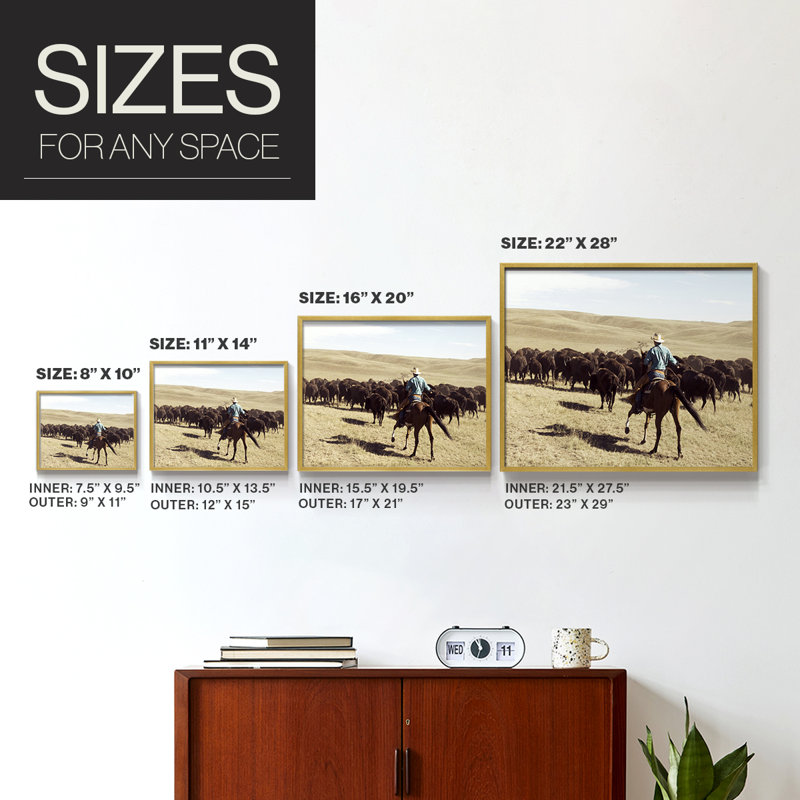 Bison Roundup - Reproduction encadrée - Restickable, H 8 po x l 10 po, Doré