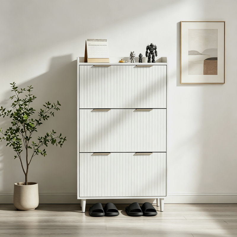 Armoire à chaussures 3 tiroirs avec grille supérieure, panneaux de porte en panneau de fibres à densité moyenne thermoformés, coutures et poignées de porte dorées champagne, pieds en bois massif conique