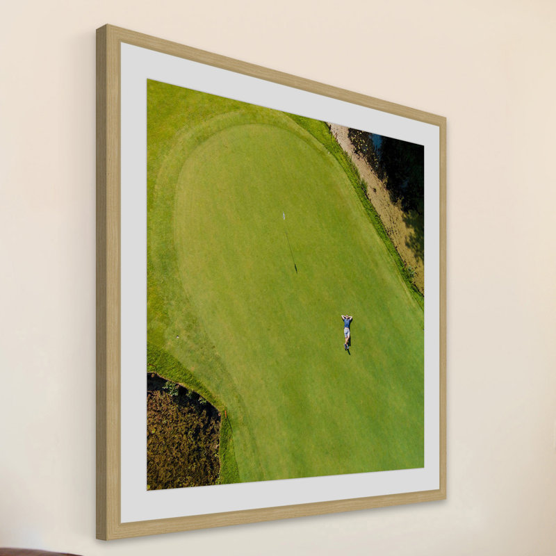 « on the green » par karolis janulis, reproduction d’art encadrée, H 32 po x l 32 po