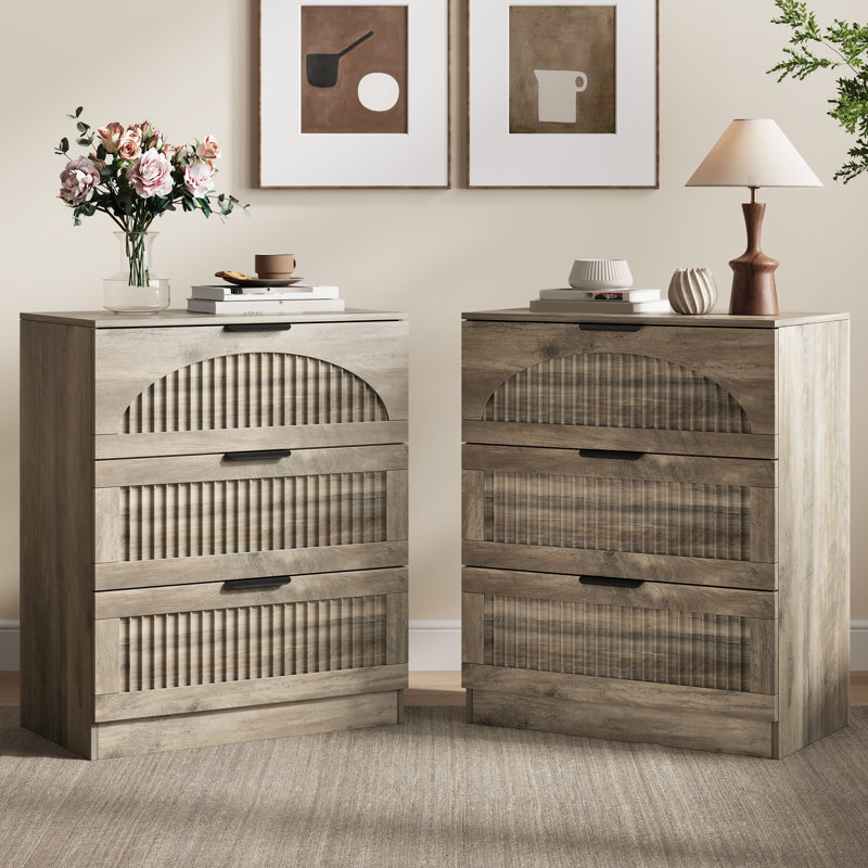 Table de chevet cannelée à 3 tiroirs de 60 cm de large avec poignées en métal, table de chevet en bois avec façades arquées pour chambre à coucher