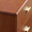 Armoire d'appoint en bois manufacturé brun rougeâtre