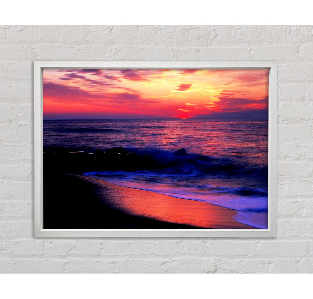 Gerahmtes Wandbild Stunning Red Distant Sun Ocean