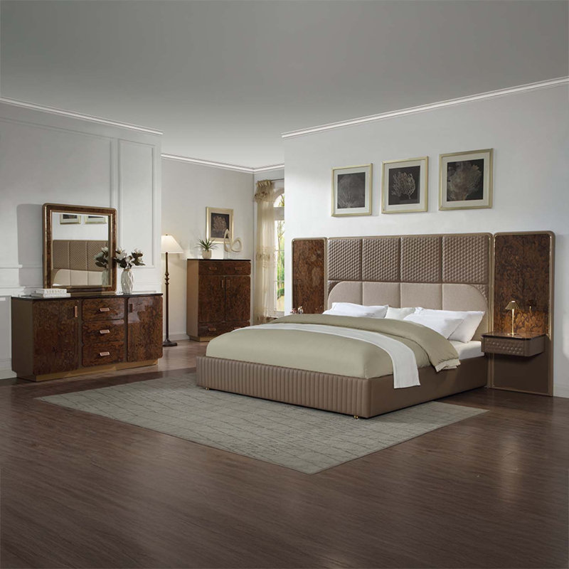 Très grand lit, cuir de microfibre brun et beige et grain de bois brillant