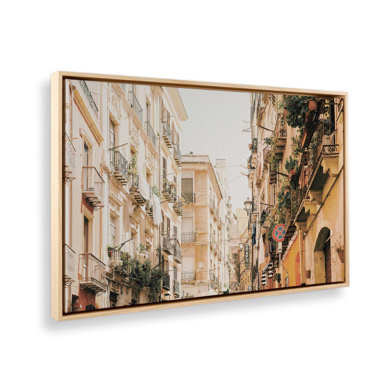 Alleyway Allure, reproduction sur toile, H 20,75 po x l 30,75 po x P 1,75 po, Érable américain encadré, 1