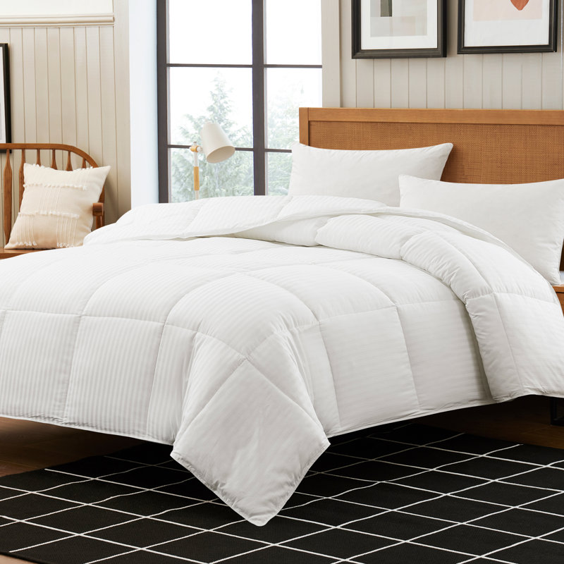 Eddie Bauer® Lightweight PrimaLoft® Down Alternative Comforter (Hypoallergenic), King