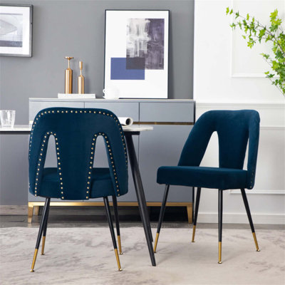 Chaise de salle à manger rembourrée en velours avec têtes de clous et pieds en métal de la collection Akoya