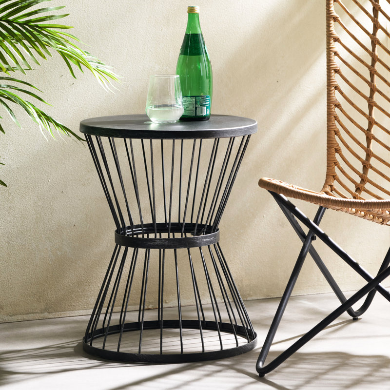 Table d'extérieur sophistiquée en noir mat - côté en fer avec des lignes épurées pour des boissons au design décontracté