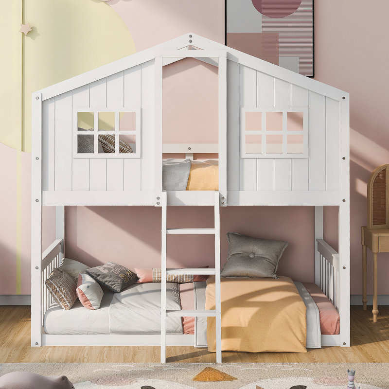 Lit superposé au-dessus de la maison avec lit en échelle