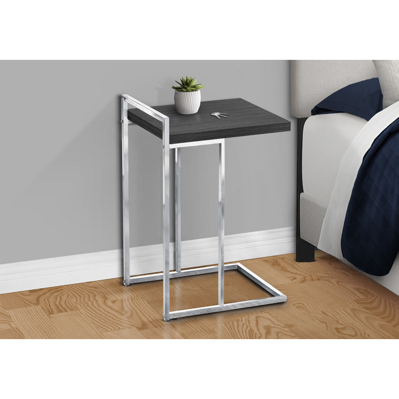 Une base en métal chromé robuste se dresse au-dessus du plateau de table pour former une poignée qui peut être utilisée pour transporter cette table légère au besoin dans un salon ou une chambre à coucher, ou dans toute pièce nécessitant une petite table d'appoint