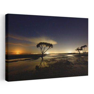«Night Sky Coastal Reflection Dramatic Peaceful Serene Beach City», reproduction d'art
