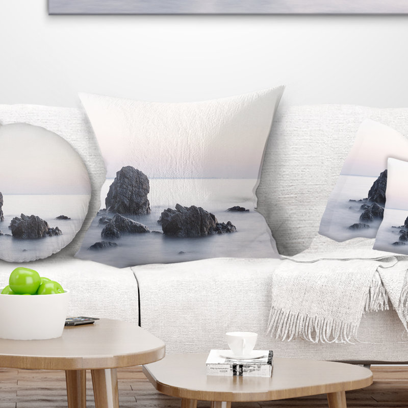 Rocks in the Sea - noir et blanc - Oreiller imprimé Sea & Shore, 18 po x 18 po, Coussin décoratif