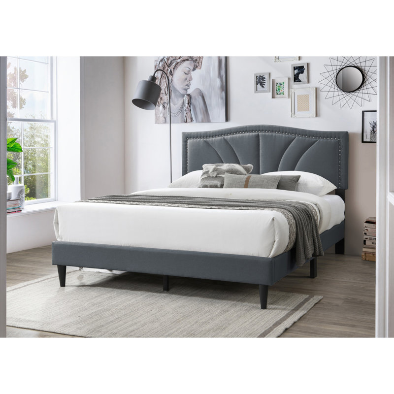 Grand lit de couleur gris anthracite, tête de lit en tissu de jute avec courbe inclinée, garniture cloutée, tête de lit tapissier moderne sans sommier dans la chambre à coucher, sophistiqué