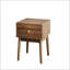 Table de chevet en noyer de style médiéval-moderne avec poignées en métal, parfaite pour un décor de chambre à coucher élégant et fonctionnel