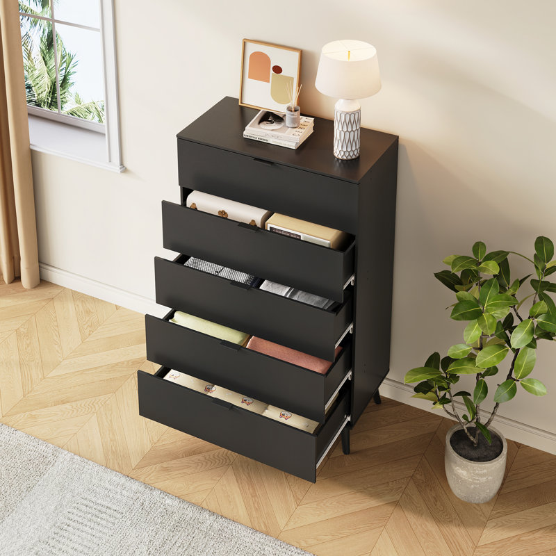 Commode moderne à 4 tiroirs l 31,5 po pour chambre à coucher avec pieds solides, commode noire moderne avec poignée en métal robuste, commode de rangement pour le salon, couloir