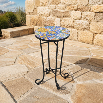 Table d'appoint de patio résistante aux intempéries et aux rayons UV avec fabrication robuste, plateau en carreaux de céramique décoratifs, structure en métal thermolaqué, pieds réglables