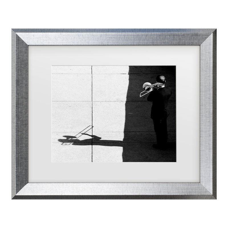 «Trombone Player» par Lars Hur - impression encadrée, Encadrement argenté, Blanc, H 19,5 po x l 23,5 po x P 0,75 po