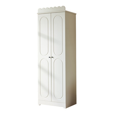 Armoire de rangement peinte de style français