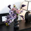 Fleurs artificielles mauves rétro dans un vase