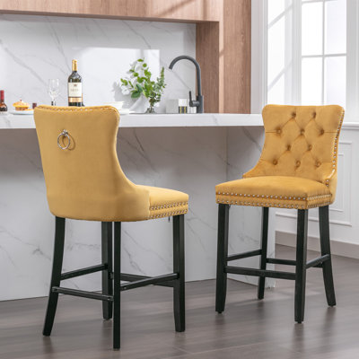 Ensemble de 2 tabourets de bar contemporains rembourrés en velours avec capitonnage à boutons, garniture cloutée chromée et pieds en bois massif - Chaises de bar style loisirs