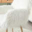 Chaise blanche en fausse fourrure avec pieds en métal