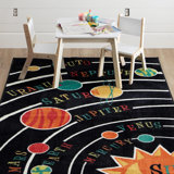 Tapis noir abstrait en polyester tissé à la machine 5 pi x 8 pi Marcena