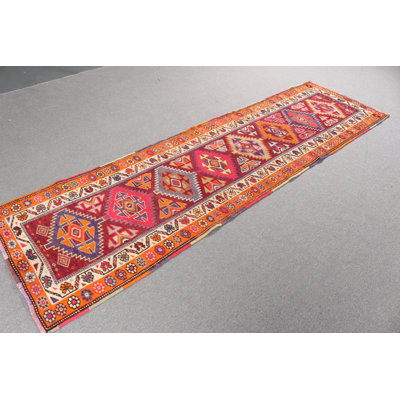 Tapis de couloir vintage turc Herki parfait pour les escaliers dans un design rustique orange vif