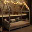 Lit simple simple avec DEL et garde-corps, cadre en bois, garde-corps blanc
