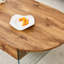 Table basse à deux tiroirs Cozy Natural Oval - Design multifonctionnel. Table basse à tiroirs doubles. La surface du panneau est un autocollant en panneau de fibres à densité moyenne et les deux côtés sont en verre trempé transparent.-1508713207