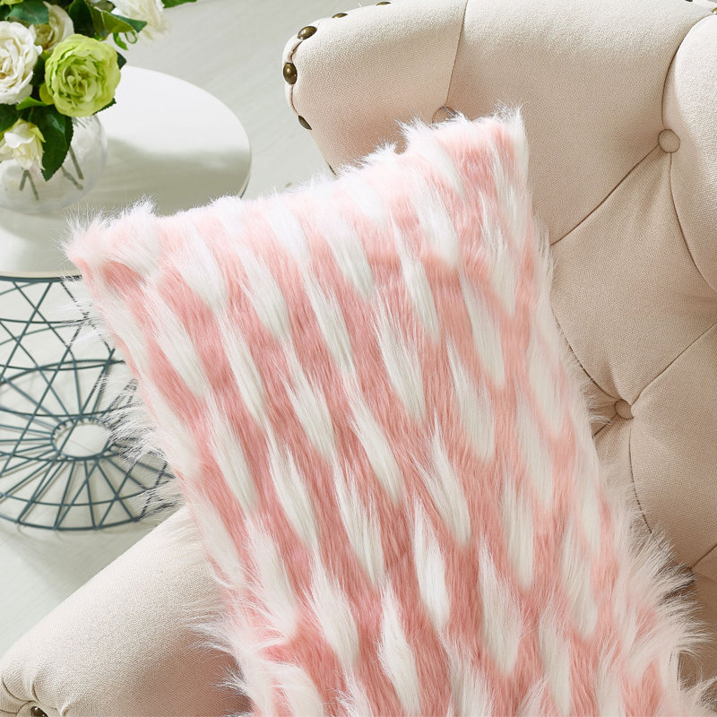 Housse de coussin lombaire en fausse fourrure 14 po Feathery, Rose