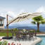 Parasol en porte-à-faux rond en bois avec base Epperly-606005846-608126244