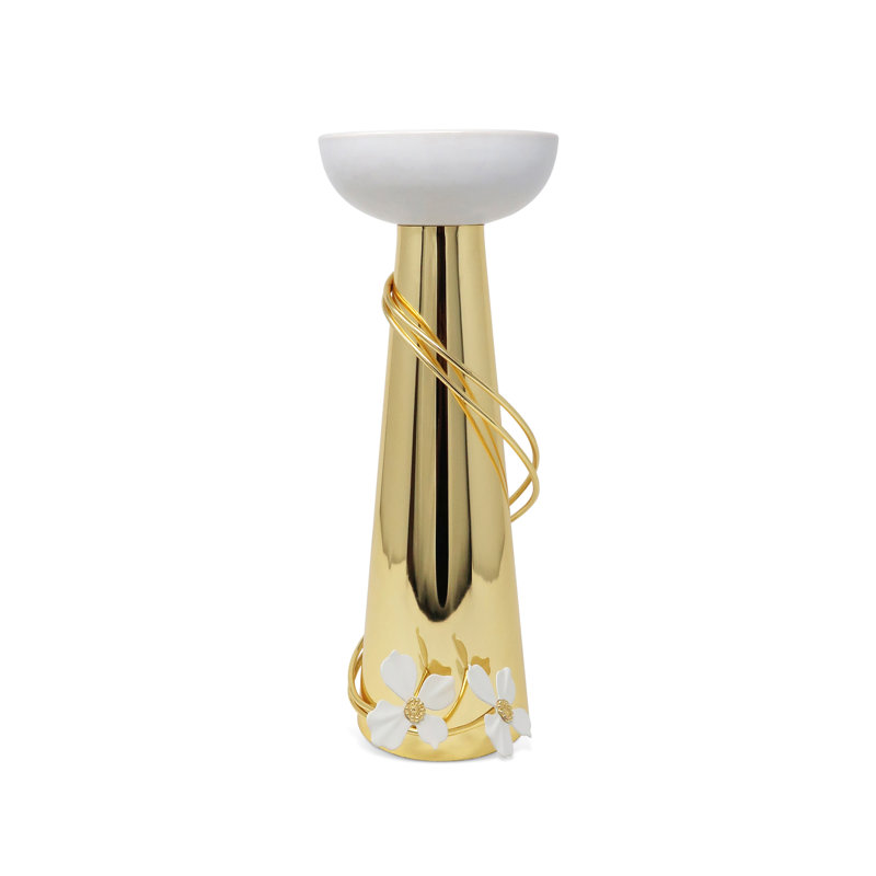 Bougeoir en porcelaine avec détail fleur, H 13 po x l 4 po x P 4 po